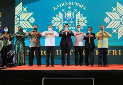 Pelantik Ketua Kadin Provinsi Sumatera Selatan Dody Reza Alex Noerdin dan pengurus Kadin Provinsi Sumsel di Palembang, Sumatera Selatan, Kamis (25/3/2021).