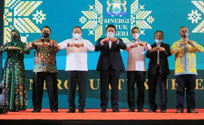 Pelantik Ketua Kadin Provinsi Sumatera Selatan Dody Reza Alex Noerdin dan pengurus Kadin Provinsi Sumsel di Palembang, Sumatera Selatan, Kamis (25/3/2021).