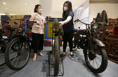 Pengunjung melihat barang antik dan jadul saat mengunjungi pameran Suroboyo Vintage Festival, di Atrium Ciputra World Surabaya, Jawa Timur, Kamis (25/3/2021).