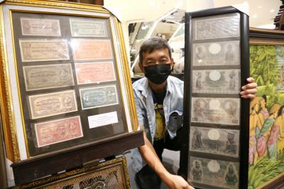 Pengunjung melihat barang antik dan jadul saat mengunjungi pameran Suroboyo Vintage Festival, di Atrium Ciputra World Surabaya, Jawa Timur, Kamis (25/3/2021).