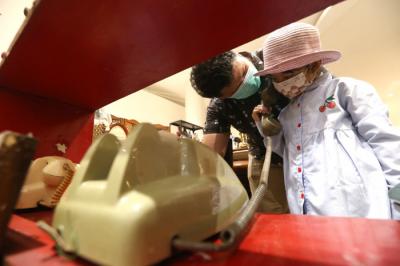Pengunjung melihat barang antik dan jadul saat mengunjungi pameran Suroboyo Vintage Festival, di Atrium Ciputra World Surabaya, Jawa Timur, Kamis (25/3/2021).