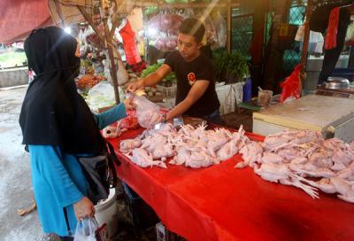 Pedagang merapikan dagangannya di Pasar Pondok Gede, Kota Bekasi, Jawa Barat, Kamis (25/3/2021).