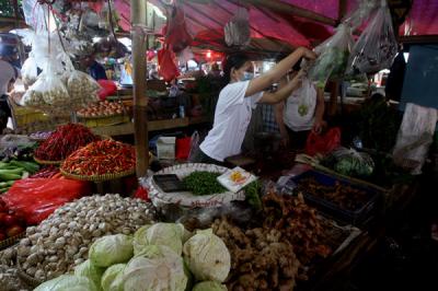 Pedagang merapikan dagangannya di Pasar Pondok Gede, Kota Bekasi, Jawa Barat, Kamis (25/3/2021).