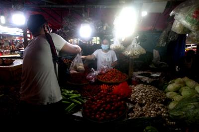 Pedagang merapikan dagangannya di Pasar Pondok Gede, Kota Bekasi, Jawa Barat, Kamis (25/3/2021).