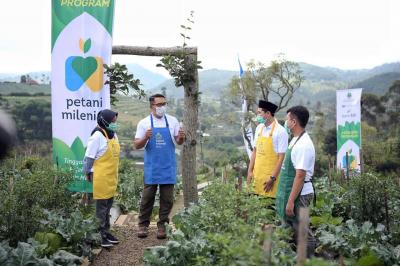 Ridwan Kamil berbincang dengan para petani muda.