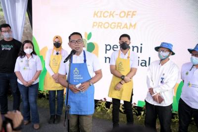 Gubernur Jawa Barat Ridwan Kamil memberikan sambutan saat kick-off program Petani Milenial