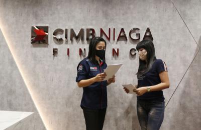 Karyawan melayani nasabah di kantor PT CIMB Niaga Auto Finance (CNAF) di kawasan Bintaro, Tangerang Selatan, Banten, Jumat (26/3/2021).