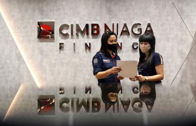 Karyawan melayani nasabah di kantor PT CIMB Niaga Auto Finance (CNAF) di kawasan Bintaro, Tangerang Selatan, Banten, Jumat (26/3/2021).