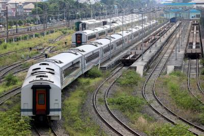 Sejumlah gerbong kereta terparkir di Depo Cipinang, Jakarta Timur, Jumat (26/3/2021).