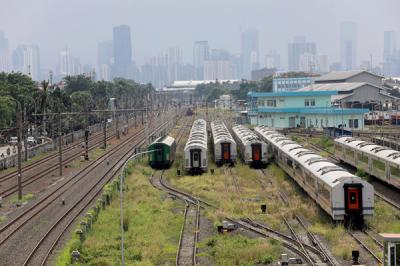 Sejumlah gerbong kereta terparkir di Depo Cipinang, Jakarta Timur, Jumat (26/3/2021).