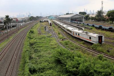 Sejumlah gerbong kereta terparkir di Depo Cipinang, Jakarta Timur, Jumat (26/3/2021).