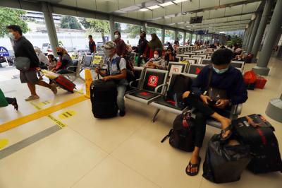 Calon penumpang kereta api bersiap memasuki peron di Stasin Pasar Senen, Jakarta, Jumat (26/3/2021).