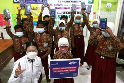 Head of Sales XL Axiata area Surabaya Madura Hiasinta H Paembonan saat acara penyerahan bantuan smartphone di SD Bustanul Huda, Surabaya, Jumat (26/3/2021).