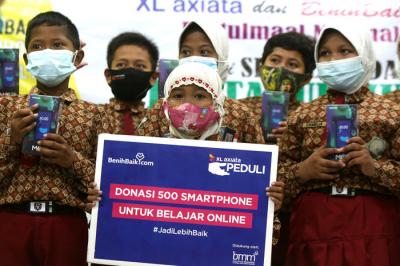 Head of Sales XL Axiata area Surabaya Madura Hiasinta H Paembonan saat acara penyerahan bantuan smartphone di SD Bustanul Huda, Surabaya, Jumat (26/3/2021).