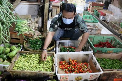 Pedagang menunjukkan cabai rawit merah di Pasar Tradisional Serdang Kemayoran Jakarta, Sabtu (27/3/2021).