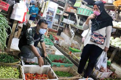Pedagang menunjukkan cabai rawit merah di Pasar Tradisional Serdang Kemayoran Jakarta, Sabtu (27/3/2021).