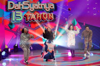 Kemeriahan panggung Dahsyat yang tengah berulang tahun ke-13 pecah. Di Studio 13 RCTI.