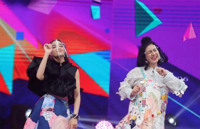 Kemeriahan panggung Dahsyat yang tengah berulang tahun ke-13 pecah. Di Studio 13 RCTI.