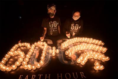 Aksi nyata penghematan energi selama satu jam simbol dari bijak menggunakan energi di Bandung, Sabtu (27/3/2021).