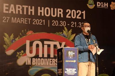 Aksi nyata penghematan energi selama satu jam simbol dari bijak menggunakan energi di Bandung, Sabtu (27/3/2021).