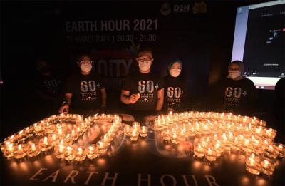 Aksi nyata penghematan energi selama satu jam simbol dari bijak menggunakan energi di Bandung, Sabtu (27/3/2021).