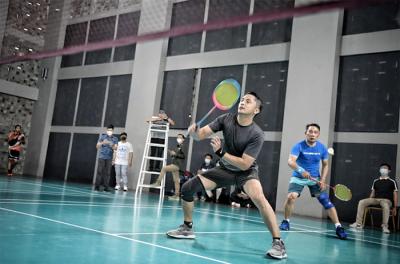 Gubernur Jawa Barat Ridwan Kamil melakukan pertandingan persahabatan bulutangkis bersama Duta Besar Denmark untuk Indonesia Lars Bo Larsen, Sabtu (27/3/2021).