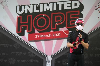 Deputy CEO Smartfren Djoko Tata Ibrahim (kanan) dan Influencer Anya Geraldine saat acara bersepeda santai di Jakarta, Sabtu (27/3/2021).
