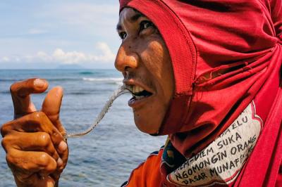 Warga menunjukan anak gurita untuk di jual kepada wisatawan atau kepasar di Pantai Anyer, Serang, Banten, Sabtu(27/3/2021).