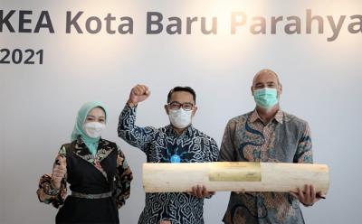 Gubernur Jawa Barat Ridwan Kamil saat meresmikan Toko IKEA Kota Baru Parahyangan, Jawa Barat, Minggu (28/3/2021).