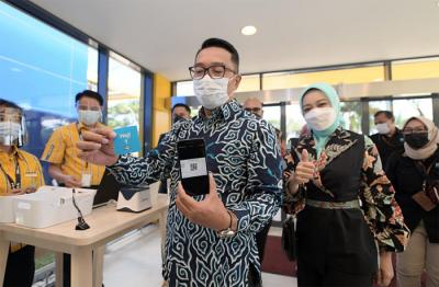 Gubernur Jawa Barat Ridwan Kamil saat meresmikan Toko IKEA Kota Baru Parahyangan, Jawa Barat, Minggu (28/3/2021).