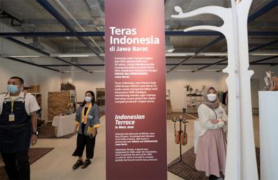 Gubernur Jawa Barat Ridwan Kamil saat meresmikan Toko IKEA Kota Baru Parahyangan, Jawa Barat, Minggu (28/3/2021).