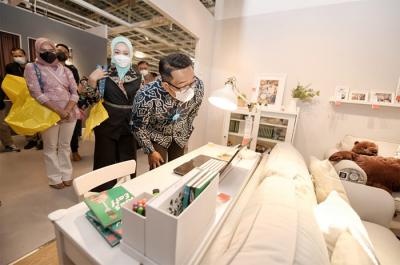 Gubernur Jawa Barat Ridwan Kamil saat meresmikan Toko IKEA Kota Baru Parahyangan, Jawa Barat, Minggu (28/3/2021).