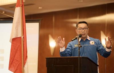 Gubernur Jawa Barat Ridwan Kamil saat menghadiri Pelantikan DPD Korps Alumni KNPI Provinsi Jabar, di Kota Bandung, Jawa Barat, Minggu (28/3/2021).