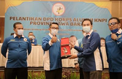 Gubernur Jawa Barat Ridwan Kamil saat menghadiri Pelantikan DPD Korps Alumni KNPI Provinsi Jabar, di Kota Bandung, Jawa Barat, Minggu (28/3/2021).