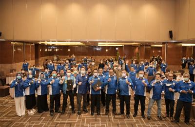 Gubernur Jawa Barat Ridwan Kamil saat menghadiri Pelantikan DPD Korps Alumni KNPI Provinsi Jabar, di Kota Bandung, Jawa Barat, Minggu (28/3/2021).