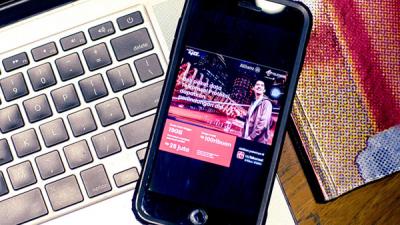 Pelanggan Telkomsel mengakses Paket Data Telkomsel Proteksi yang tersedia melalui aplikasi MyTelkomsel di Jakarta, Sabtu (27/3/2021).