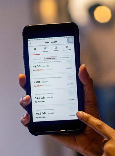 Pelanggan Telkomsel mengakses Paket Data Telkomsel Proteksi yang tersedia melalui aplikasi MyTelkomsel di Jakarta, Sabtu (27/3/2021).