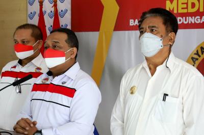 Kepala BP2MI Benny Rhamdani (kiri) dan Bupati Kepulauan Sangihe Jabes Ezar Gaghana saat Nota Kesepahaman dan Perjanjian Kerja sama di Jakarta, Senin (29/3/2021)