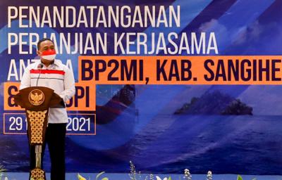 Kepala BP2MI Benny Rhamdani (kiri) dan Bupati Kepulauan Sangihe Jabes Ezar Gaghana saat Nota Kesepahaman dan Perjanjian Kerja sama di Jakarta, Senin (29/3/2021)