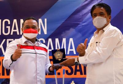 Kepala BP2MI Benny Rhamdani (kiri) dan Bupati Kepulauan Sangihe Jabes Ezar Gaghana saat Nota Kesepahaman dan Perjanjian Kerja sama di Jakarta, Senin (29/3/2021)