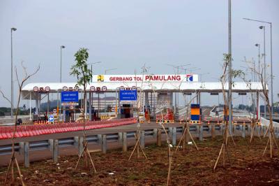 Tahap penyelesaian jalan tol seksi 2 Pamulang-Cinere di Tangerang Selatan, Senin (29/3/2021).