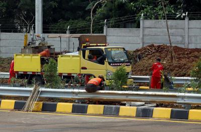 Tahap penyelesaian jalan tol seksi 2 Pamulang-Cinere di Tangerang Selatan, Senin (29/3/2021).