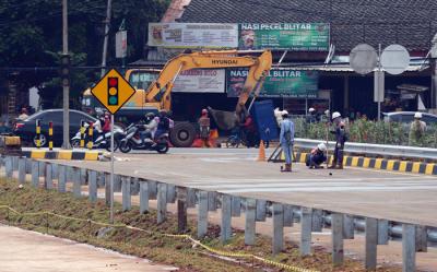 Tahap penyelesaian jalan tol seksi 2 Pamulang-Cinere di Tangerang Selatan, Senin (29/3/2021).
