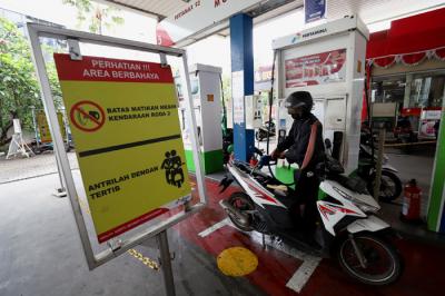 Petugas mengisi BBM di SPBU di kawasan Cikini, Jakarta Pusat, Senin (29/3/2021).