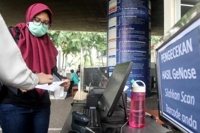 Calon penumpang kereta melakukan tes GeNose C19 di Stasiun Gambir, Jakarta Pusat, Selasa (30/3/2021).