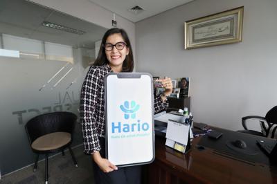 Direktur Sales & Marketing MNC Life Febriyani Sjofjan Yahya menunjukan aplikasi HARIO di Jakarta, Selasa (30/3/2021).