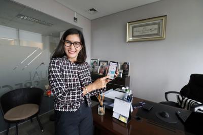 Direktur Sales & Marketing MNC Life Febriyani Sjofjan Yahya menunjukan aplikasi HARIO di Jakarta, Selasa (30/3/2021).