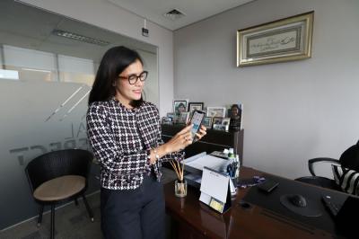 Direktur Sales & Marketing MNC Life Febriyani Sjofjan Yahya menunjukan aplikasi HARIO di Jakarta, Selasa (30/3/2021).