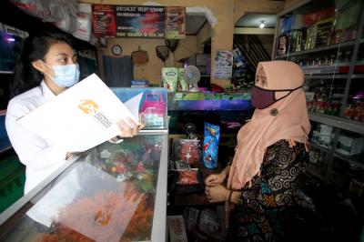 Petugas Lembaga Penjamin Simpanan (LPS) melakukan survei kepada pengusaha ikan hias di kawasan Bantar Gebang, Kota Bekasi.