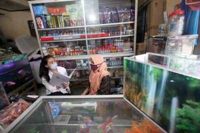 Petugas Lembaga Penjamin Simpanan (LPS) melakukan survei kepada pengusaha ikan hias di kawasan Bantar Gebang, Kota Bekasi.